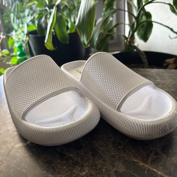 Sandle’s - Picture 1 of 5